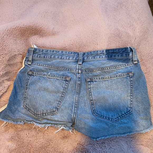 Abercrombie and fitch low rise jean shorts. Size 0 - Picture 2 of 3